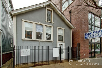 2422 N Ashland Ave in Chicago, IL - Foto de edificio - Building Photo