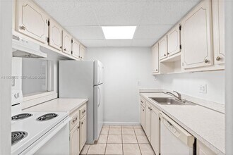 14301 N Kendall Dr in Miami, FL - Building Photo - Building Photo