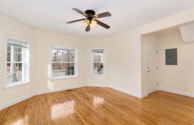 329 N Franklin St, Unit #1 Apartment in Holbrook, MA - Building Photo - Building Photo