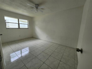 6502 Moseley St in Hollywood, FL - Foto de edificio - Building Photo