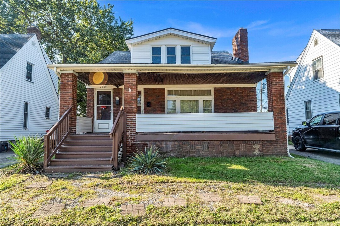 7605 Deerfield Dr in Parma, OH - Building Photo