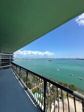 221 NE 19th St, Unit B2 in Miami, FL - Foto de edificio - Building Photo