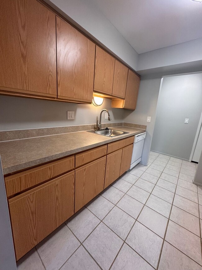 Woodhues Apartments - Ideal Location - Com... in Farmington Hills, MI - Building Photo - Building Photo