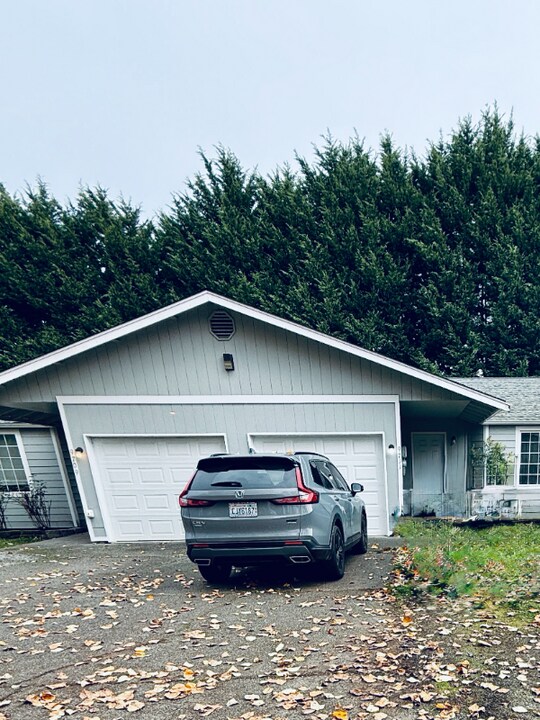 9711 11th Ave Ct E in Tacoma, WA - Foto de edificio