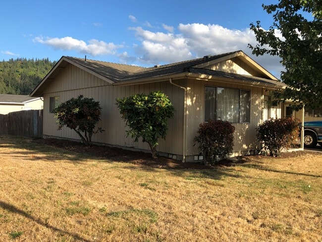 1515-1525 David Dr in Lebanon, OR - Building Photo - Building Photo