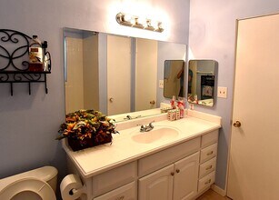 2201 Fountain View Dr, Unit 23F in Houston, TX - Building Photo - Building Photo