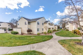 Emerald Pointe in Rohnert Park, CA - Foto de edificio - Building Photo