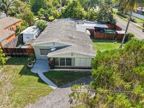 1300 NE 183rd St in North Miami Beach, FL - Building Photo - Building Photo