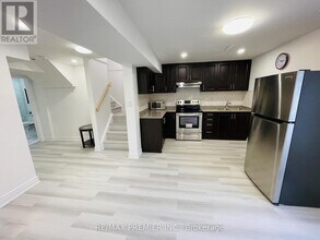 1209 Prestonwood Crescent in Mississauga, ON - Building Photo - Building Photo
