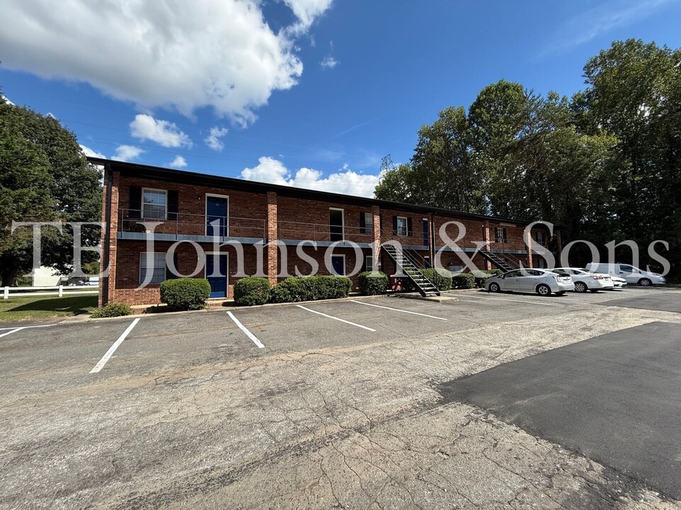 128 Weatherwood Ct in Winston-Salem, NC - Building Photo