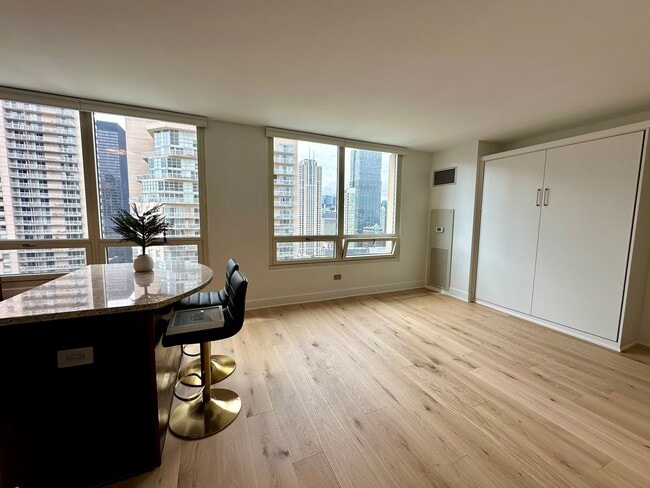 33 W Ontario St, Unit 31D in Chicago, IL - Building Photo - Building Photo