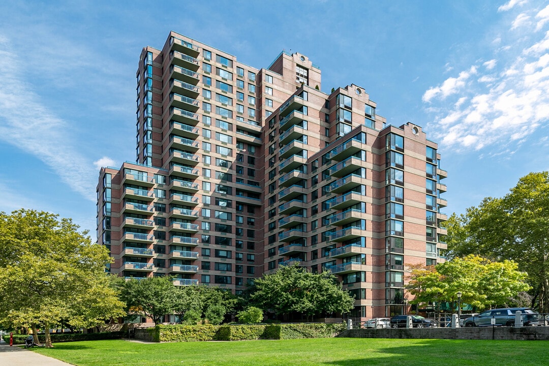 Manhattan Park in New York, NY - Building Photo