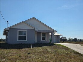 5010 Dolphin Ct in La Belle, FL - Building Photo