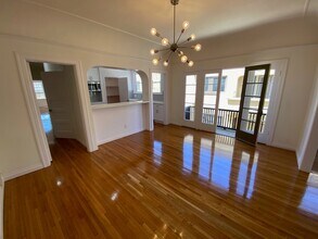 241 S New Hampshire Ave, Unit 4 in Los Angeles, CA - Building Photo - Building Photo
