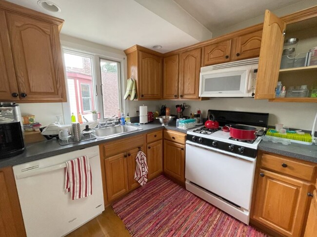 24 Burnham St, Unit 3 in Somerville, MA - Building Photo - Building Photo