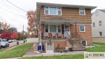 649 Inman Ave in Woodbridge Township, NJ - Building Photo