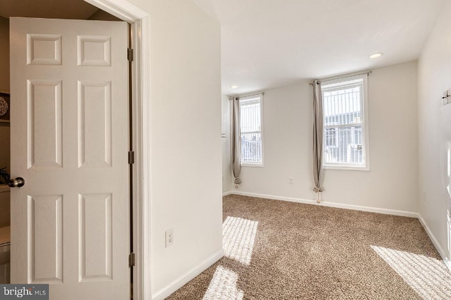 2515 E Fayette St in Baltimore, MD - Foto de edificio - Building Photo