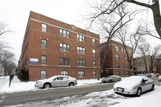 6755 S Paxton Ave in Chicago, IL - Foto de edificio - Building Photo