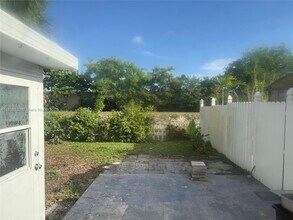 1420 SW 28th Ave in Boynton Beach, FL - Foto de edificio - Building Photo