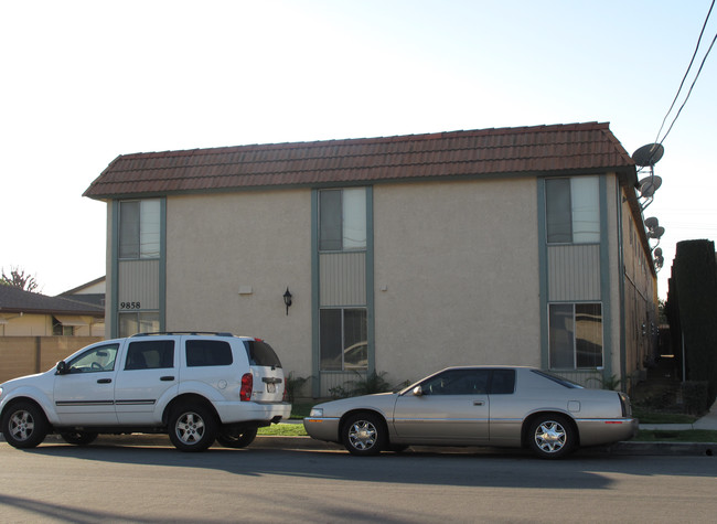 9858 Cedar St in Bellflower, CA - Foto de edificio - Building Photo