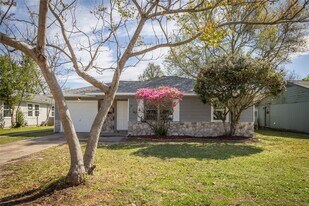 313 Evans St in Angleton, TX - Building Photo