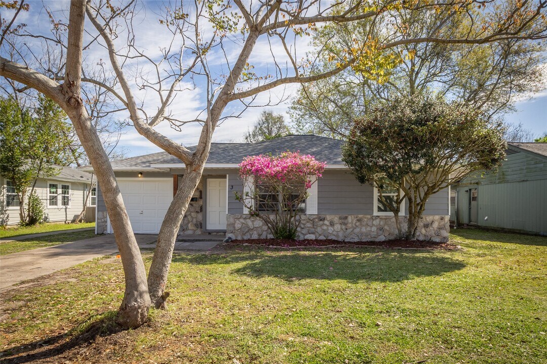 313 Evans St in Angleton, TX - Building Photo