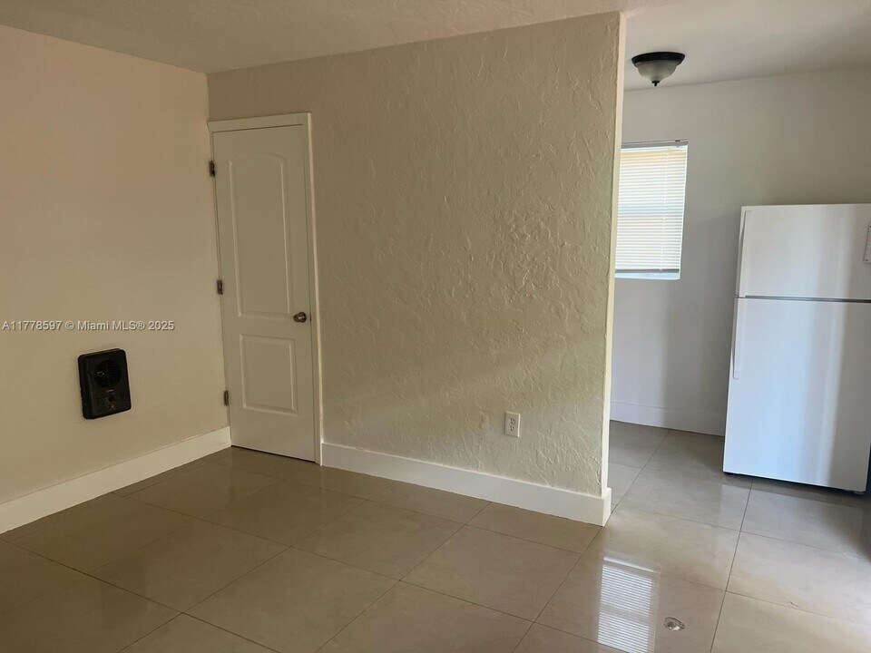 1281 NW 60th St in Miami, FL - Building Photo