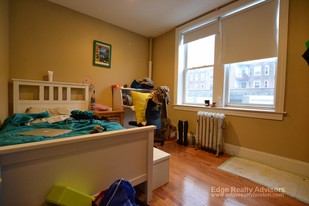 72 Egmont St, Unit 2 in Brookline, MA - Foto de edificio - Building Photo