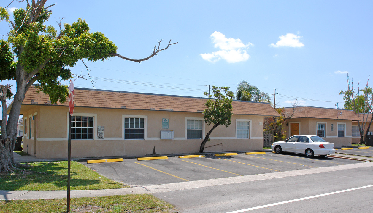 3990 NW 31st Ave in Lauderdale Lakes, FL - Foto de edificio