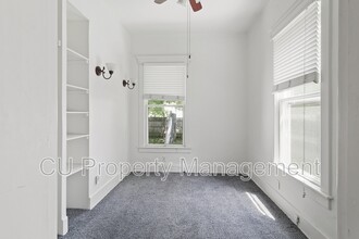 512 W Clark St in Champaign, IL - Building Photo - Building Photo