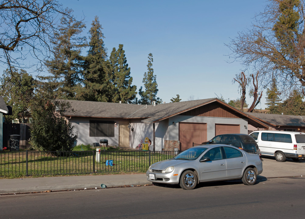 209-211 N Riverside Dr in Modesto, CA - Building Photo