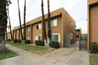 129-151 Guinida Ave in Anaheim, CA - Foto de edificio - Building Photo