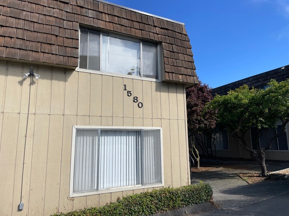 1580 H St in Arcata, CA - Foto de edificio