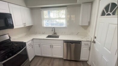 1321 W Sherwin Ave in Chicago, IL - Building Photo - Building Photo