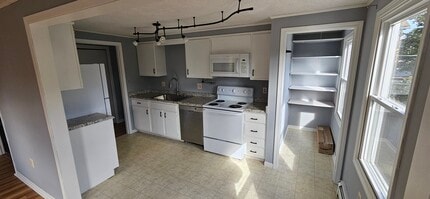 978 Cilley Rd, Unit Cilley Rd - 2nd Floor in Manchester, NH - Building Photo - Building Photo