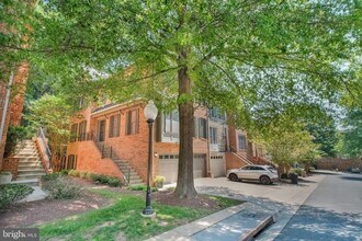 1023 Grand Oak Way in Rockville, MD - Building Photo - Building Photo