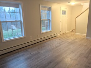 623B River Rd in Weare, NH - Foto de edificio - Building Photo