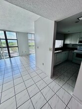 11750 SW 18th St in Miami, FL - Foto de edificio - Building Photo