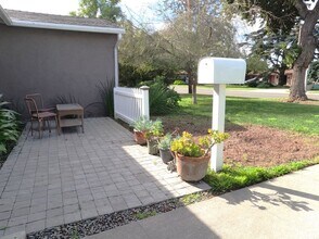 906 S Gilbert St in Fullerton, CA - Foto de edificio - Building Photo