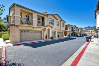 42922 Calle Cristal in Temecula, CA - Foto de edificio - Building Photo