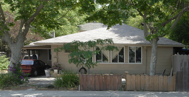 2085 Solano Way in Concord, CA - Foto de edificio - Building Photo