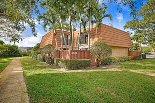 2876 Waterford Dr S in Deerfield Beach, FL - Building Photo