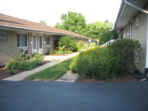 5009 Florence Ave, Unit 2 in Downers Grove, IL - Foto de edificio - Building Photo