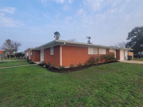 107 Avalon Way in Galveston, TX - Building Photo - Building Photo