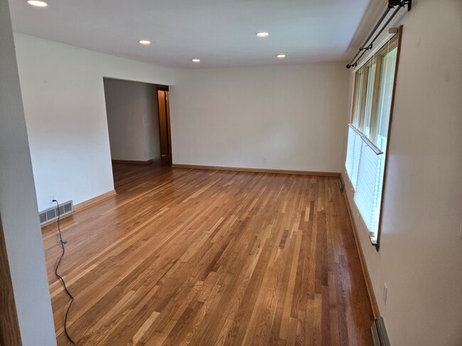 17570 Lucy Cir in Brookfield, WI - Foto de edificio - Building Photo