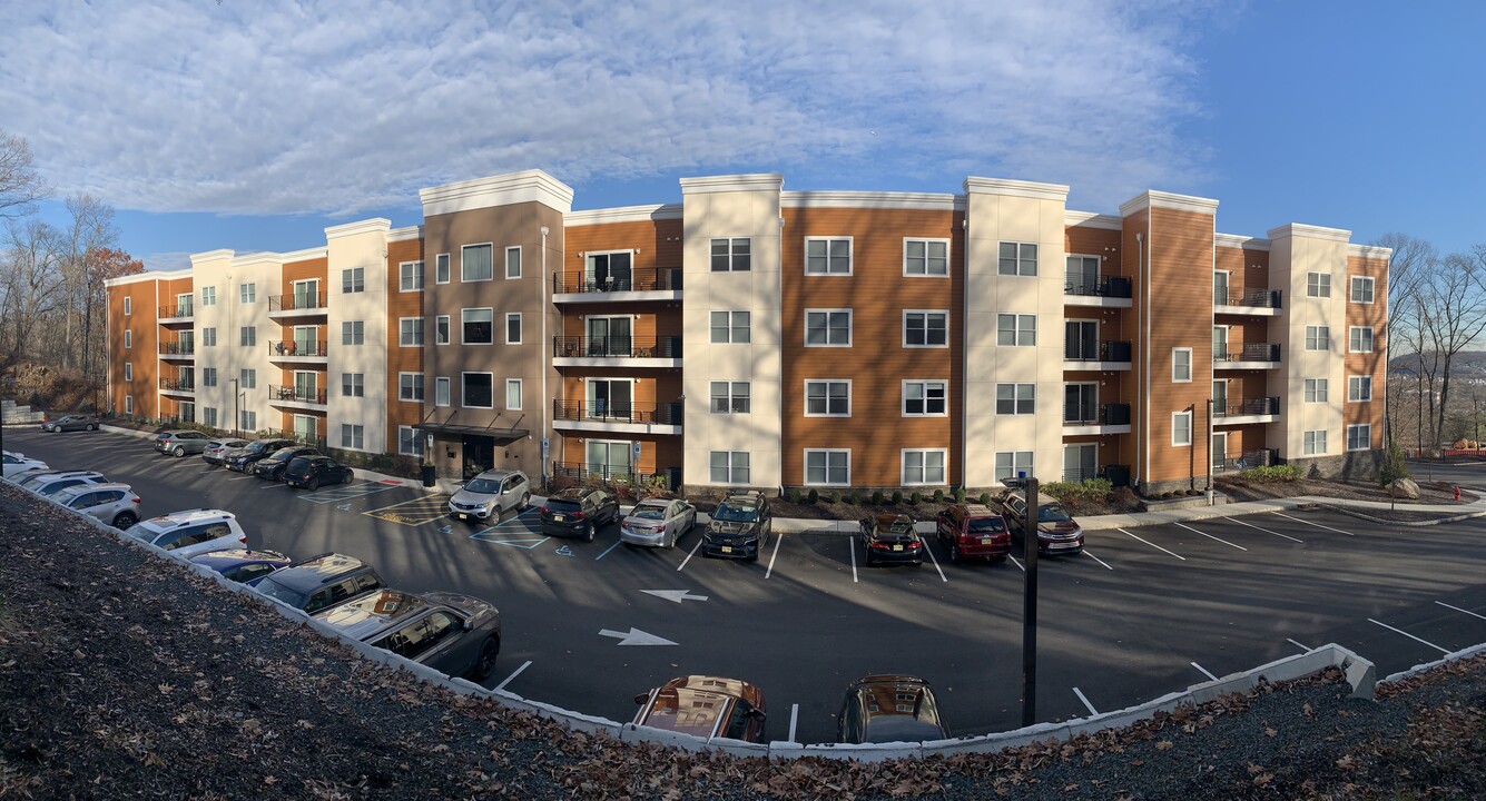 Sunset Ridge at Totowa in Totowa, NJ - Foto de edificio