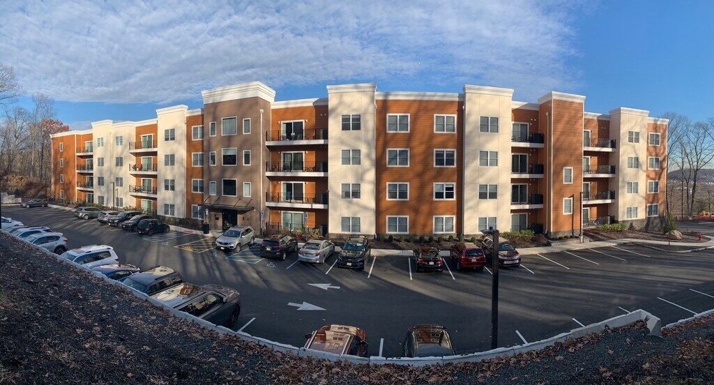 Sunset Ridge at Totowa Apartments in Totowa, NJ