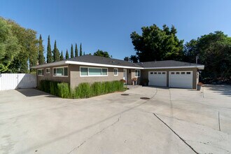 129 E Loop Dr in Camarillo, CA - Building Photo - Building Photo