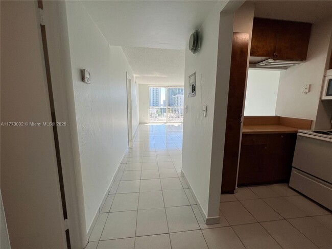 1345 Lincoln Rd in Miami Beach, FL - Building Photo - Building Photo