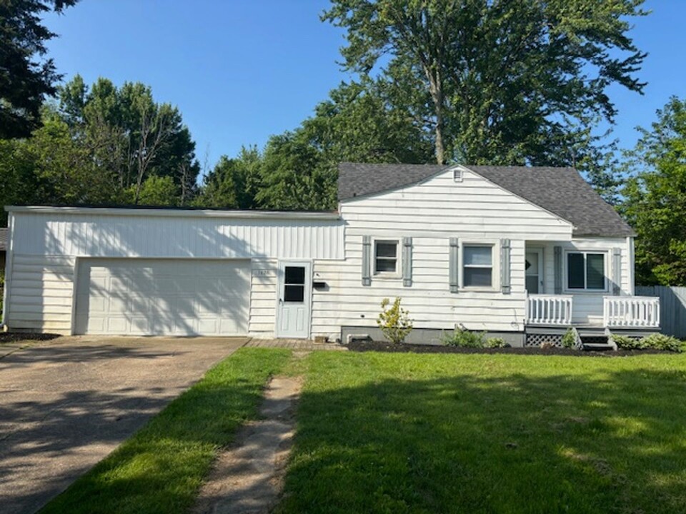 1626 Cedar Dr in Lorain, OH - Building Photo